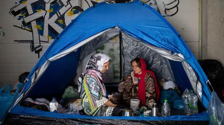 Weiter provisorisch untergebracht: Frauen und Kinder aus dem abgebrannten Lager Moria auf Lesbos 
