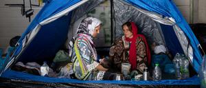 Weiter provisorisch untergebracht: Frauen und Kinder aus dem abgebrannten Lager Moria auf Lesbos 