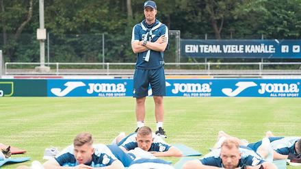 Ich bin der Beobachter. TSG-Coach Sebastian Hoeneß lässt die Spieler vor seinen Augen schwitzen.