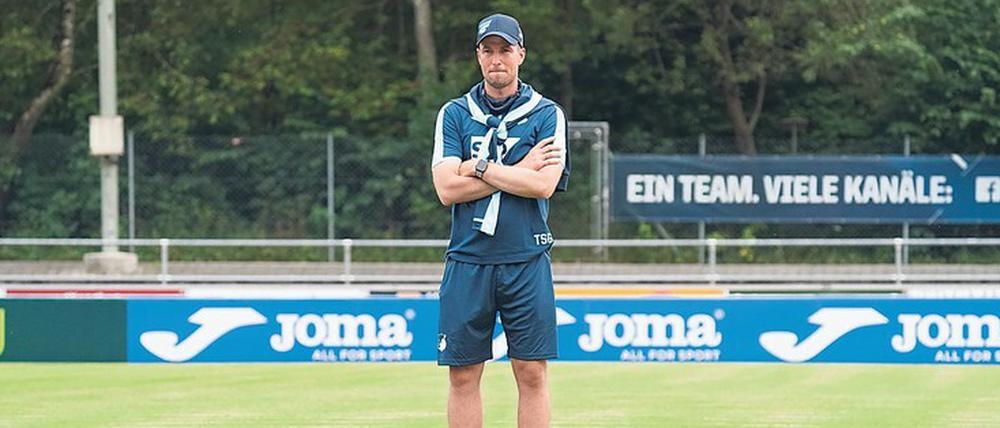 Ich bin der Beobachter. TSG-Coach Sebastian Hoeneß lässt die Spieler vor seinen Augen schwitzen.