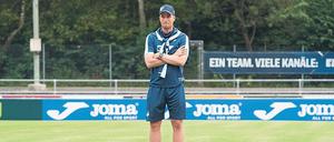 Ich bin der Beobachter. TSG-Coach Sebastian Hoeneß lässt die Spieler vor seinen Augen schwitzen.