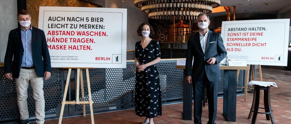 Sensibilisierung mit Sprüchen. Wirtschaftssenatorin Ramona Pop (Grüne), Burkhard Kieker, von visitBerlin (l.) und Christian Andresen von der Dehoga. 