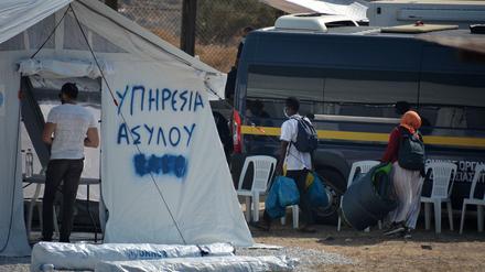 Flüchtlinge ziehen in das neue Aufnahmelager in Kara Tepe auf der griechischen Insel Lesbos.