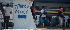 Flüchtlinge ziehen in das neue Aufnahmelager in Kara Tepe auf der griechischen Insel Lesbos.