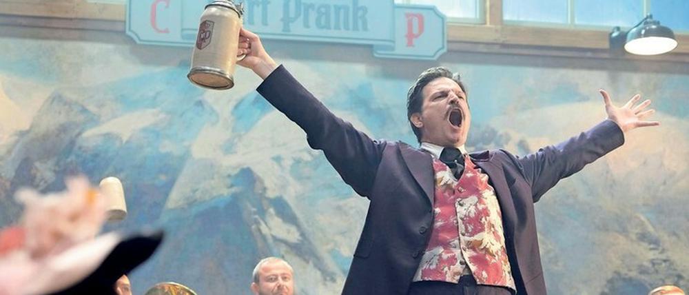 Geschichte einer Rache. Curt Prank (Mišel Maticevic) musste in jungen Jahren mit ansehen, wie sein Vater grausam erschlagen wurde. 40 Jahre später geht er bei der Durchsetzung seiner Ziele, der Errichtung einer „Bierburg“ auf der Theresienwiese, über Leichen.