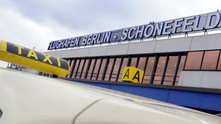 Ein Taxi steht vor dem alten Flughafengebäude in Schönefeld. 