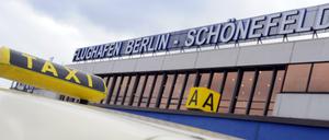 Ein Taxi steht vor dem alten Flughafengebäude in Schönefeld. 