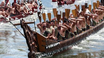 Willkommensgruß im neuseeländischen Hamilton Maori-Boote begrüßen 2015 Prince Charles, Prince of Wales und Camilla, Duchess of Cornwall. Vor der Parlamentswahl am 17. Oktober ist eine Diskussion um den Namen des Inselstaates entbrannt.