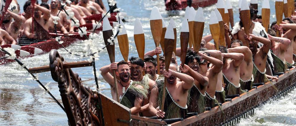 Willkommensgruß im neuseeländischen Hamilton Maori-Boote begrüßen 2015 Prince Charles, Prince of Wales und Camilla, Duchess of Cornwall. Vor der Parlamentswahl am 17. Oktober ist eine Diskussion um den Namen des Inselstaates entbrannt.