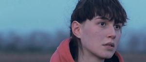 Kämpferin Katja (Marie Tragousti) schwankt zwischen Wut und Hilflosigkeit.