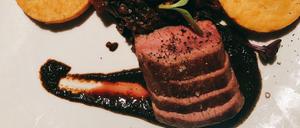 Französische Küche, reduziert: Lammrückenlachse plus Tapenade-Jus.