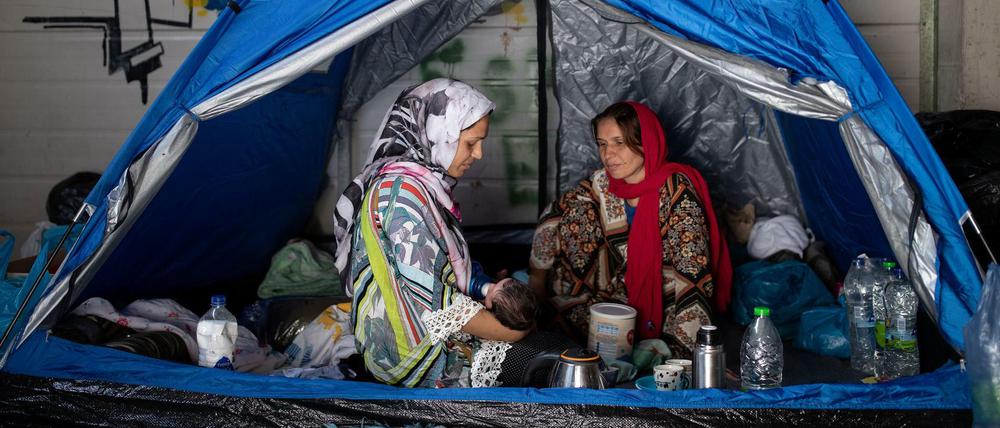 Lesbos, im Jahre 2020: Eine geflüchtete Frau gibt ihrem Neugeborenem etwas Milch zu trinken. 