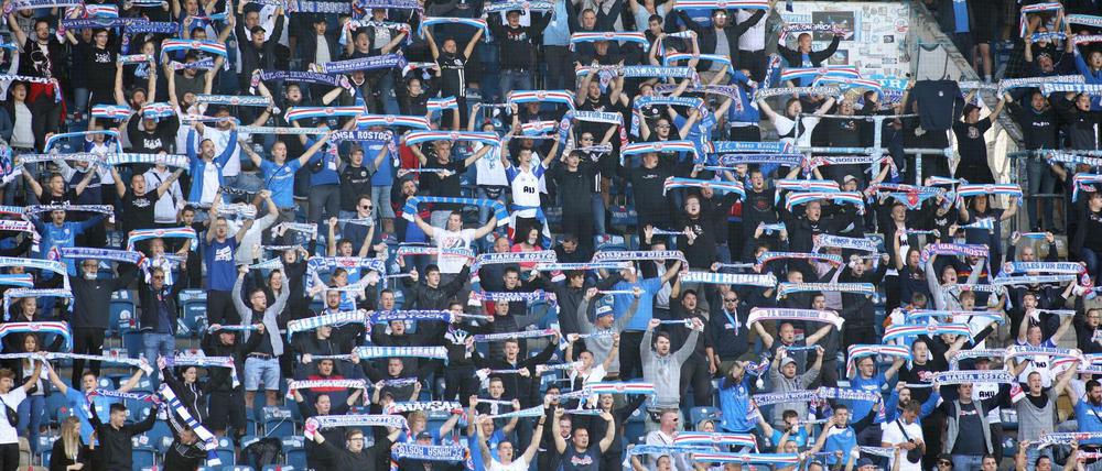In Rostock herrschte Gänsehautstimmung - so manchen fröstelte es angesichts der Masse an Fans.