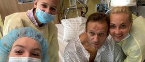 Daria Nawalny, ihr Bruder Zahar, ihr Vater, der russische Kremlkritiker Alexej Nawalny und seine Frau Julia machen ein Selfie am Krankenbett in der Charité.