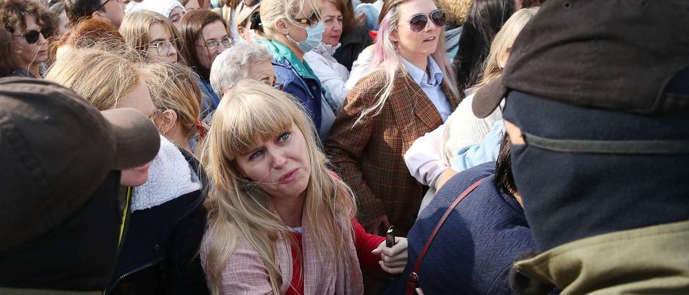 In Minsk stehen Demonstrantinnen der Polizei gegenüber.