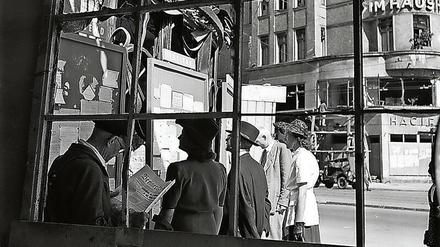 Herbstsonnenschein. Robert Capa fotografierte das teilzerstörte „Café Kranzler“.