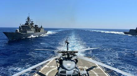 Kriegsschiffe nehmen an einer Militärübung im östlichen Mittelmeer teil. 