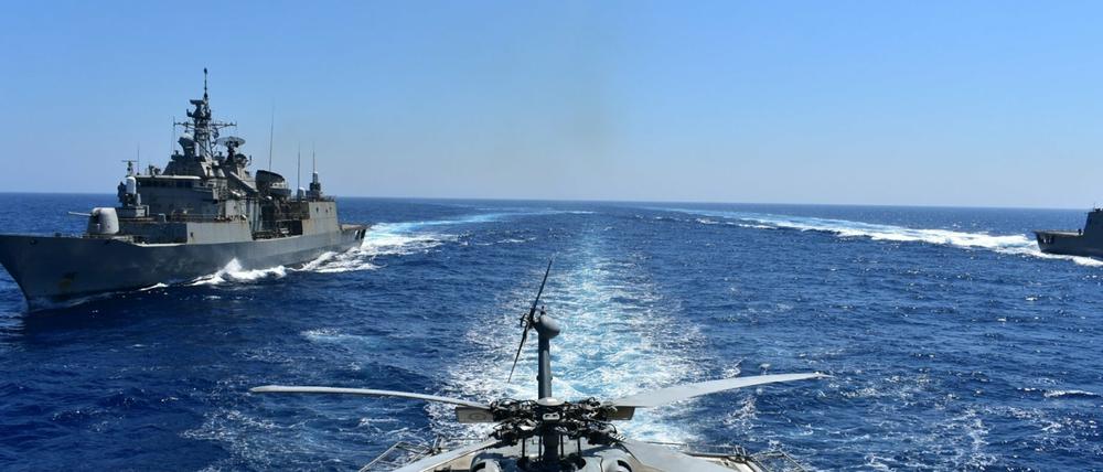 Kriegsschiffe nehmen an einer Militärübung im östlichen Mittelmeer teil. 