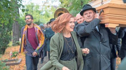 Uns geht’s nicht um Pietät. In „Das letzte Wort“ hat sich Anke Engelke als Karla Fazius auf eine erstaunliche Maske eingelassen. 