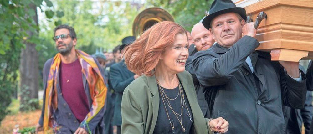 Uns geht’s nicht um Pietät. In „Das letzte Wort“ hat sich Anke Engelke als Karla Fazius auf eine erstaunliche Maske eingelassen. 