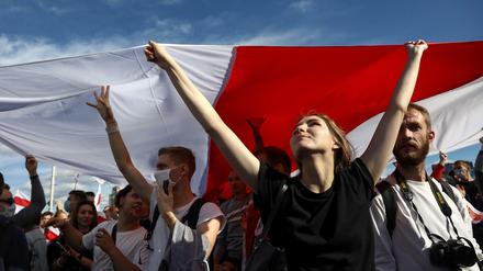Rot-weiße-Hoffnung. Inzwischen tragen Zehntausende Belarussen die Flagge aus der kurzen Zeit der Unabhängigkeit 1917.