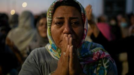 Beten um Hilfe aus Europa: Flüchtlingsfrau aus dem zerstörten Lager Moria.