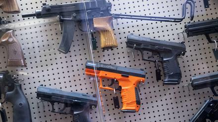 Pistolen sind im Landeskriminalamt (LKA) Niedersachsen in einer Vitrine zu sehen (Symbolbild).