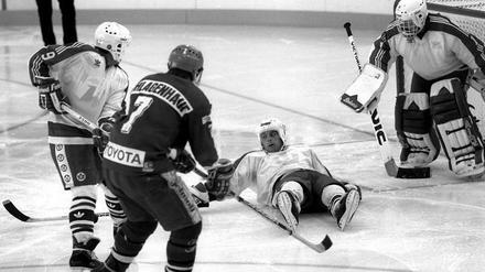 Mit blanker Brust. Torwart René Bielke (r.) 1990 im Trikot des EHC Dynamo, der erst während der ersten Saison in der Bundesliga einen Hauptsponsor fand. 