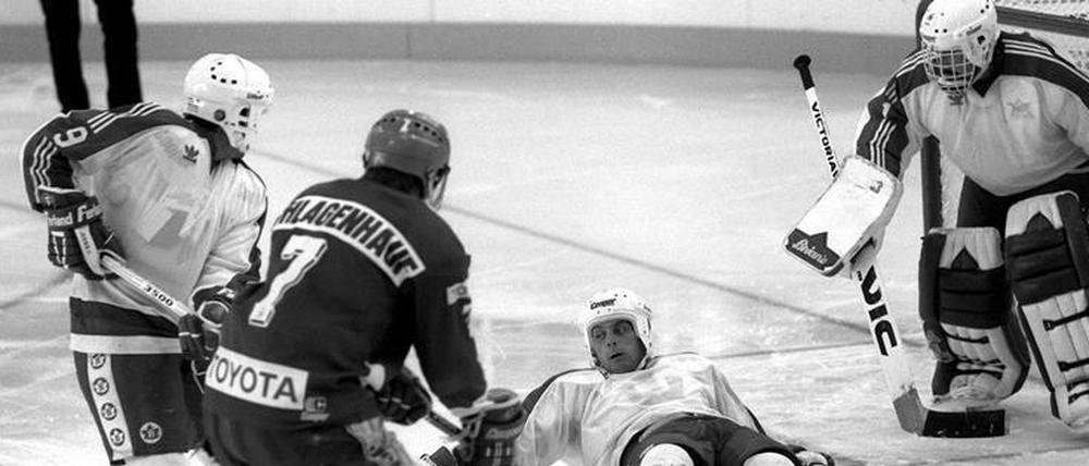 Mit blanker Brust. Torwart René Bielke (r.) 1990 im Trikot des EHC Dynamo, der erst während der ersten Saison in der Bundesliga einen Hauptsponsor fand. 