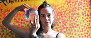 Artistin Cristina Gonzales aus Barcelona im Bauch der "Phönixx". 