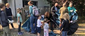 Freiwillige Helferinnen und Helfer bei der Putz-Aktion im Hundeauslaufgebiet Wannsee-Düppel.