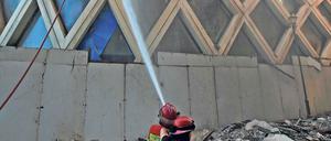 Keine Ruhepause. Zuletzt brannte das halbfertige Einkaufszentrum, das einst eine irakisch-britische Stararchitektin entworfen hatte. 