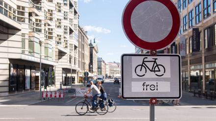 Bis hierhin und nicht weiter. Bis Ende Januar 2021 soll der mittlere Abschnitt der Friedrichstraße als Flaniermeile und Radfahrstrecke erhalten bleiben.