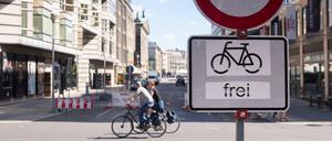 Bis hierhin und nicht weiter. Bis Ende Januar 2021 soll der mittlere Abschnitt der Friedrichstraße als Flaniermeile und Radfahrstrecke erhalten bleiben.