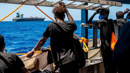 Vor der Küste von Malta. Flüchtlinge an Bord eines Schiffes der Rettungsorganisation Sea-Watch.