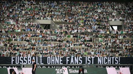 Die Chefs der Staatskanzleien der Bundesländer einigten sich auf einen sechswöchigen Testbetrieb mit einer Auslastung der Stadien von maximal 20 Prozent ihrer Zuschauerkapazitäten.