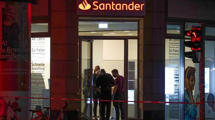 Nach einem Überfall auf eine Santander-Bankfiliale in der Frankfurter Allee hat die Polizei den mutmaßlichen Täter gefasst.