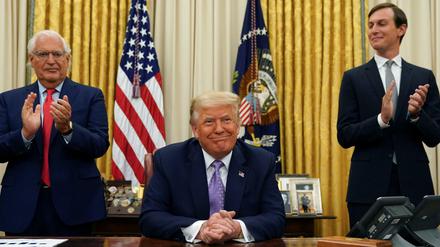 Die Freude des Dealmakers: Trump mit Schwiegersohn Jared Kushner (rechts.) und Amerikas Botschafter in Israel, David Friedman