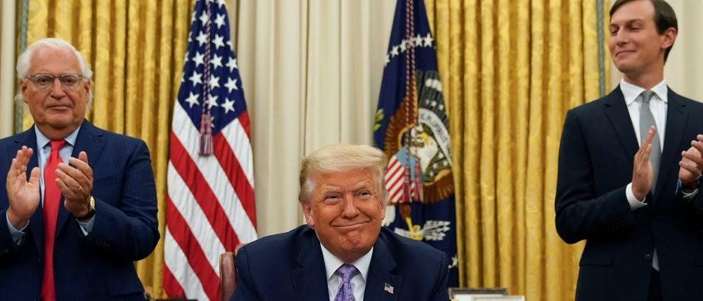 Die Freude des Dealmakers: Trump mit Schwiegersohn Jared Kushner (rechts.) und Amerikas Botschafter in Israel, David Friedman