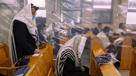 Ultra-orthodoxe Juden beim Morgengebet in einer Synagoge in Bnei Bera 