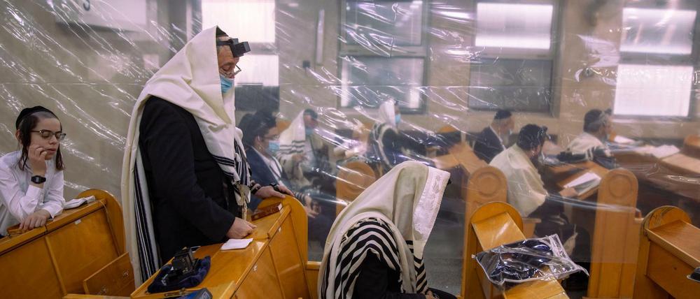 Ultra-orthodoxe Juden beim Morgengebet in einer Synagoge in Bnei Bera