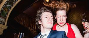 Performerin Bettina Grahs (re.) spielt in "Tornado" eine Wissenschaflerin, die das sibirische Packeis erforscht.