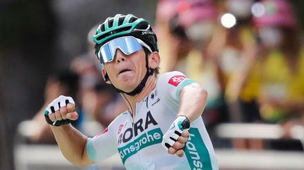 Lennard Kämna freut sich über seinen ersten Etappensieg bei der Tour de France. 