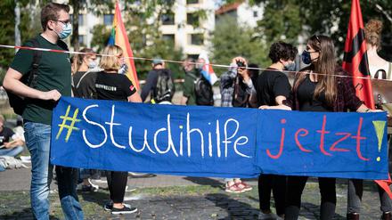 Studierende halten ein Transparent mit der Aufschrift Studihilfe jetzt!