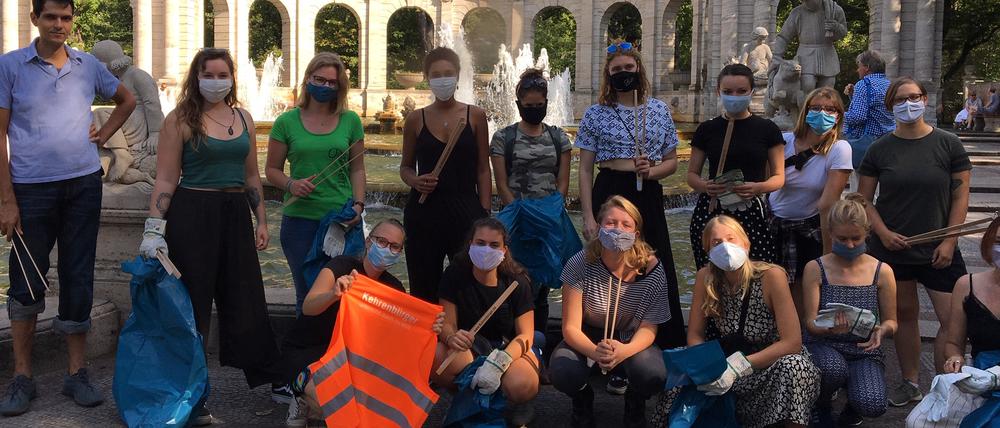 Kronkorken, Verpackungsreste, Zigarettenschachteln – die Freiwilligen haben beim Cleanup im Volkspark Friedrichshain gut zu tun.