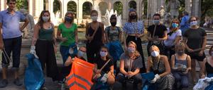 Kronkorken, Verpackungsreste, Zigarettenschachteln – die Freiwilligen haben beim Cleanup im Volkspark Friedrichshain gut zu tun.