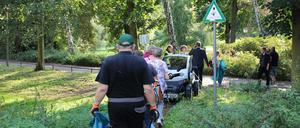 Fleißige Freiwillige haben den Spandauer Südpark vom Müll befreit.