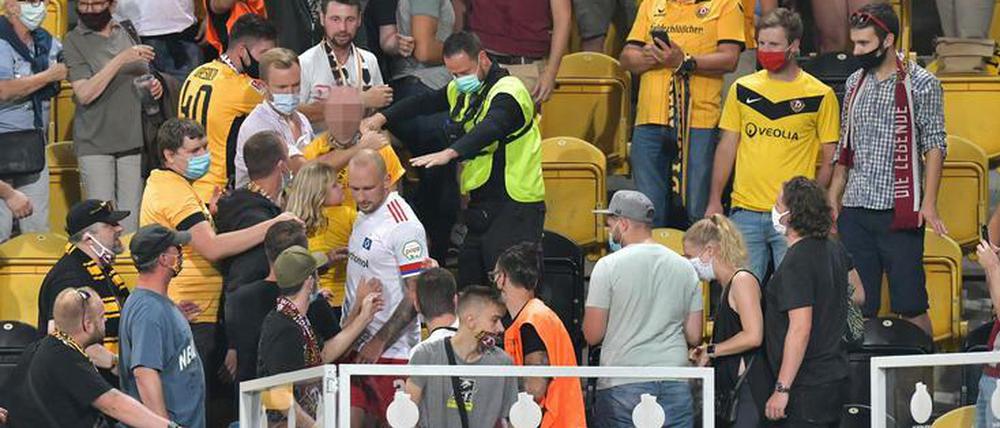 Auf Abwegen. Hamburgs Toni Leistner übt Selbstjustiz im Dresdner Publikum.
