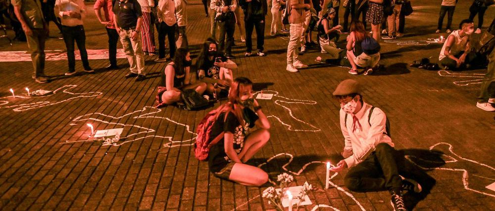 In Kolumbien gedenken Menschen den Opfern der Farc. Trotz geltendem Friedensabkommen kommt es weiter zu Gewalt.