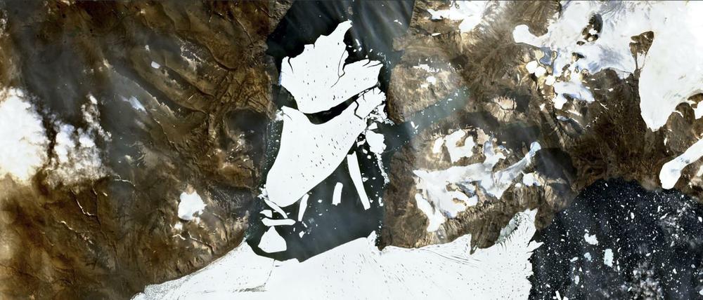 Satellitenbildern zeigen die riesige im Meer treibende Eisschollen.
